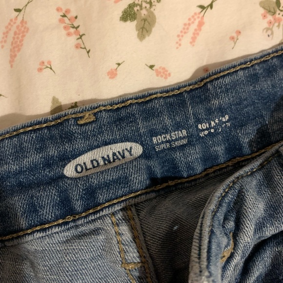 Old Navy Rockstar Super Skinny Jeans - Picture 5 of 8